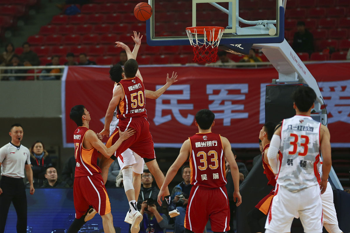 亿德体育网站赛后CBA常规赛焦点战；山东男篮回应争议；更衣室稳定；更衣室氛围转暖的简单介绍